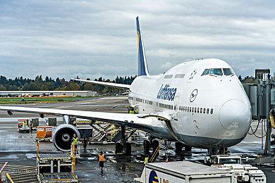 黑白手绘风恐怖FPS《KINGDOM of the DEAD》上线Steam 2月11日发售